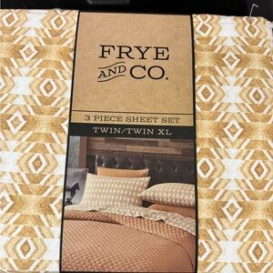 FRYE AND CO. Gold and White Geometric Sheet Set